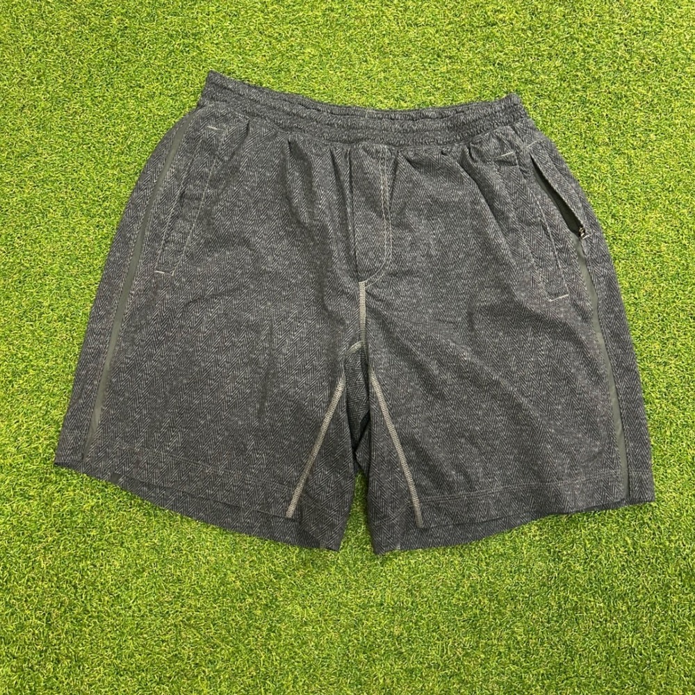 Lululemon Mens Grey Herringbone Athletic Training Shorts Size L 9 Inch Inseam